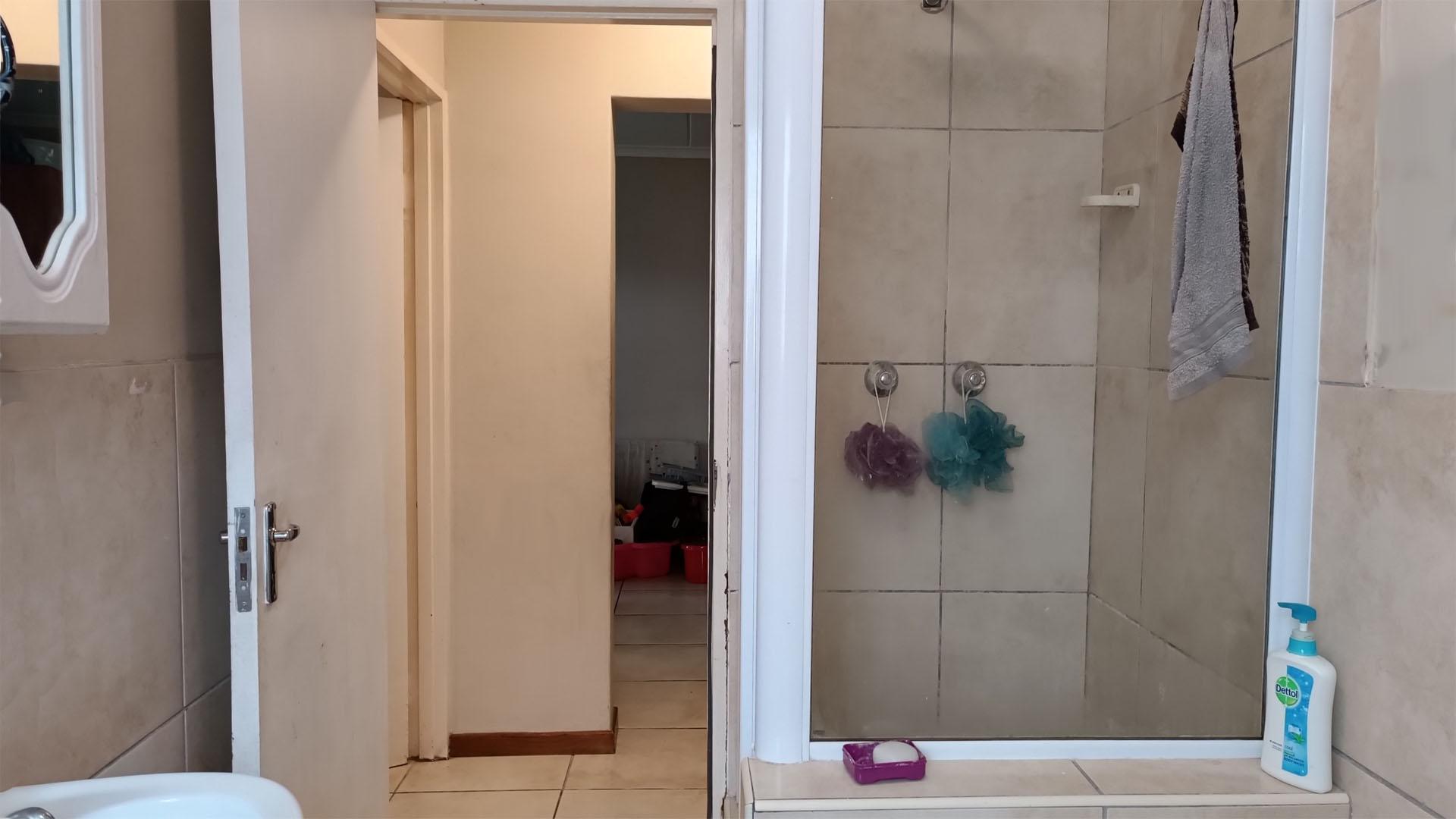 Bathroom 1 - 6 square meters of property in Guldenland