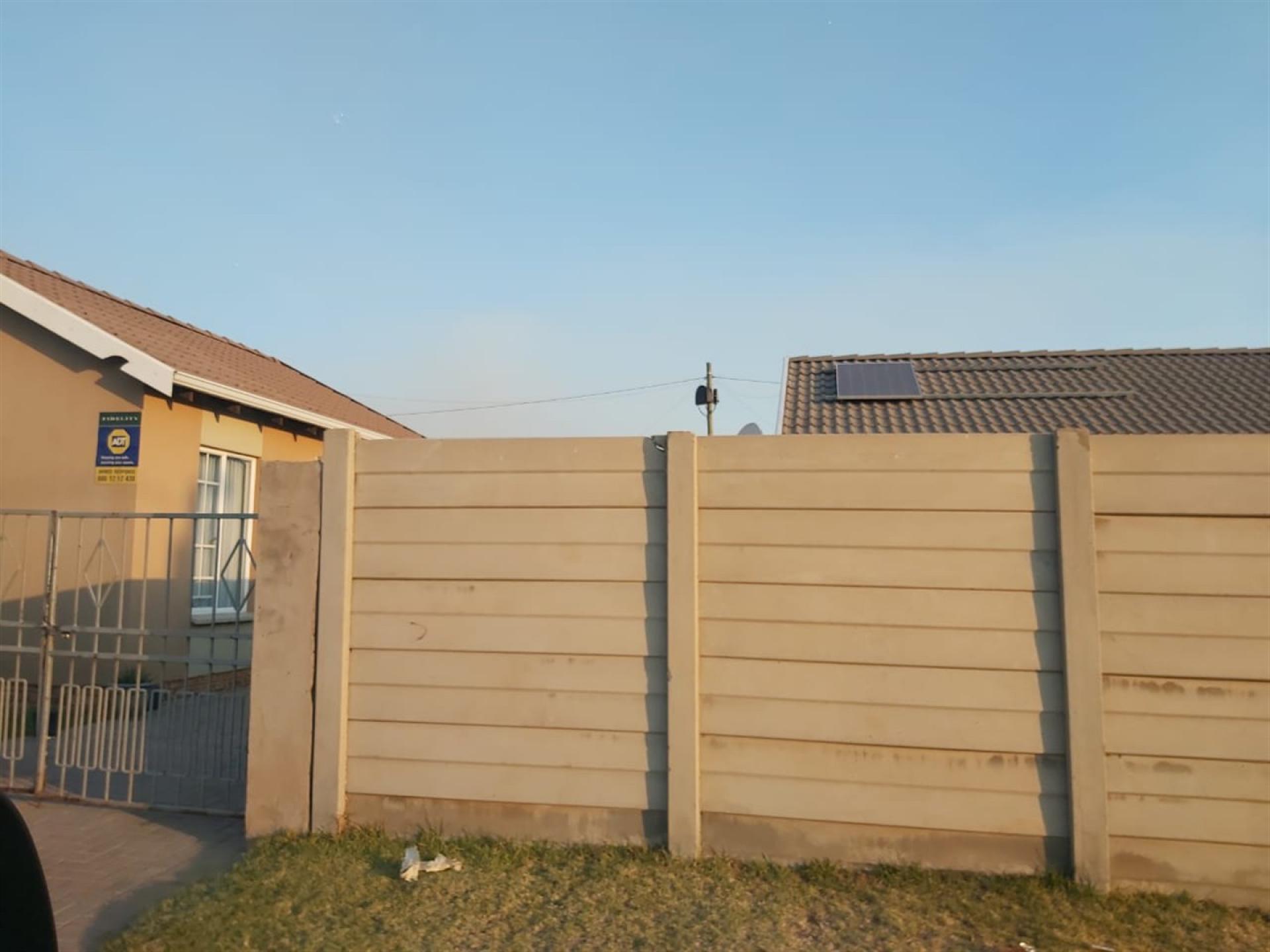 Front View of property in Savanna City