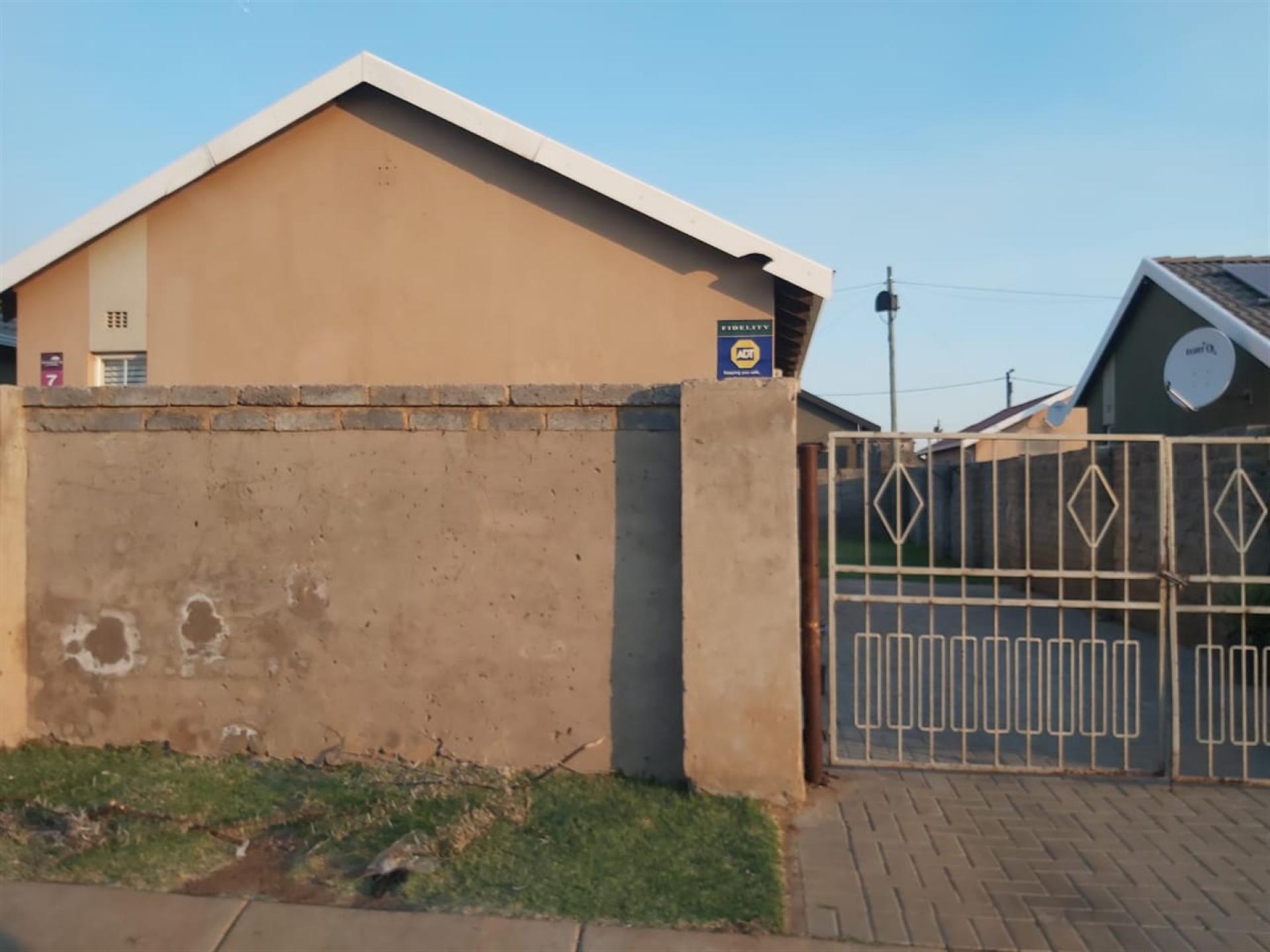 Front View of property in Savanna City
