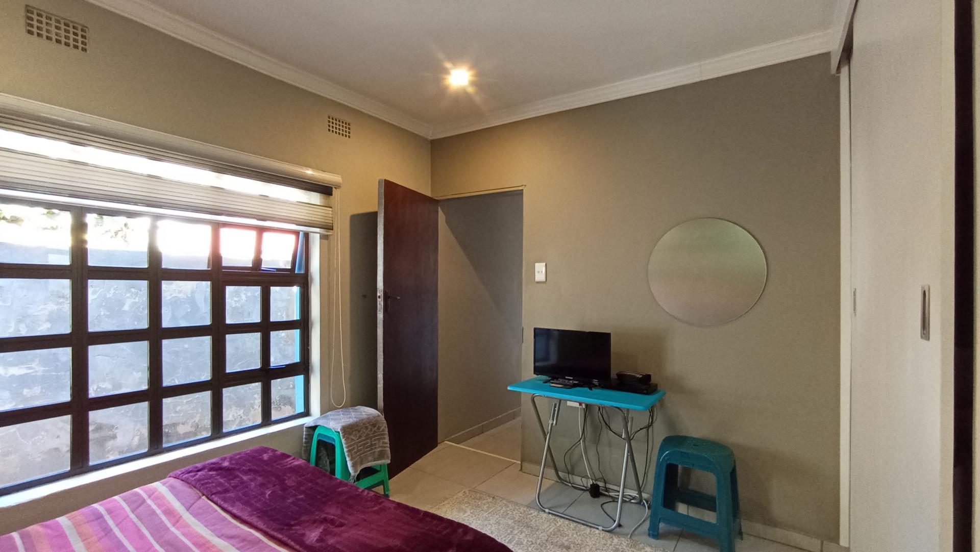 Bed Room 2 - 23 square meters of property in Quellerina