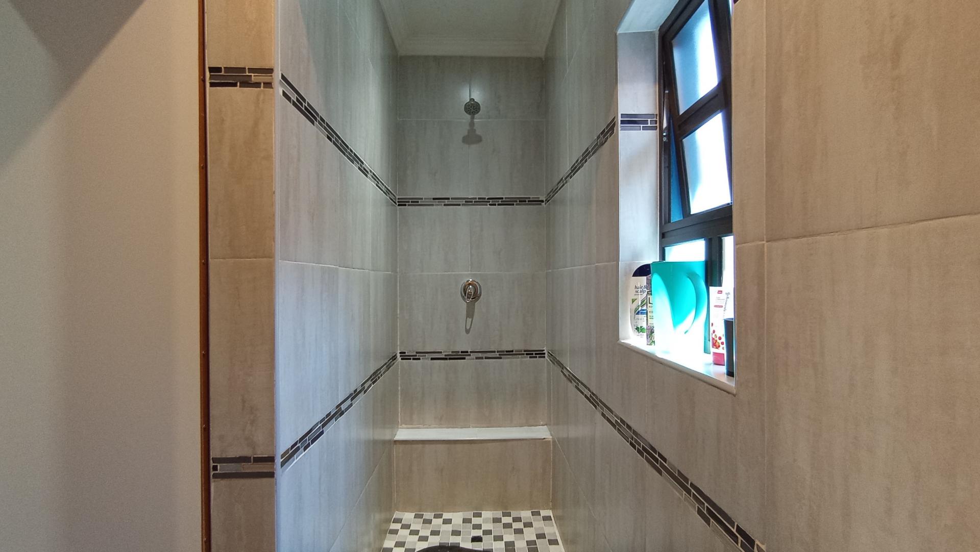 Bathroom 1 - 12 square meters of property in Quellerina