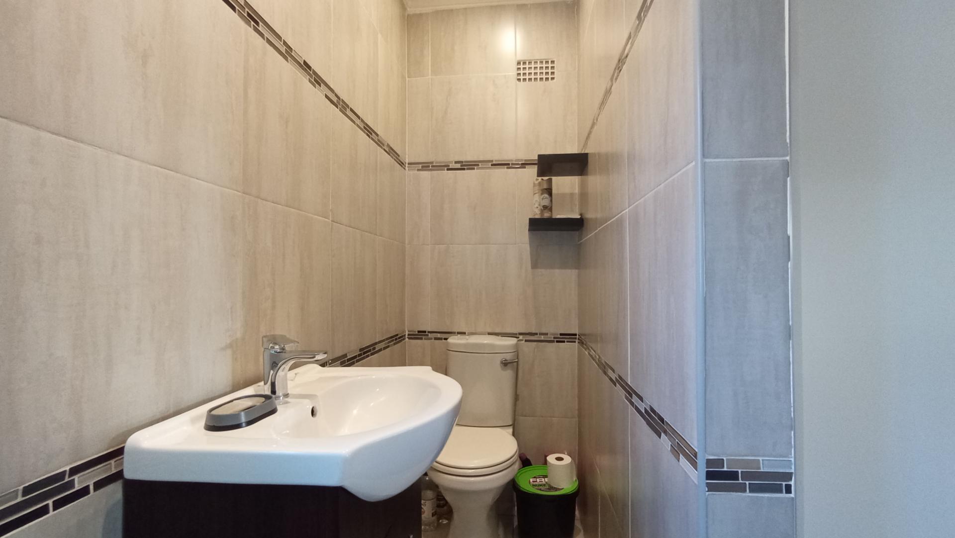 Bathroom 1 - 12 square meters of property in Quellerina