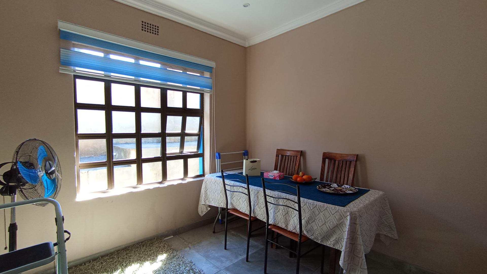 Bed Room 1 - 21 square meters of property in Quellerina