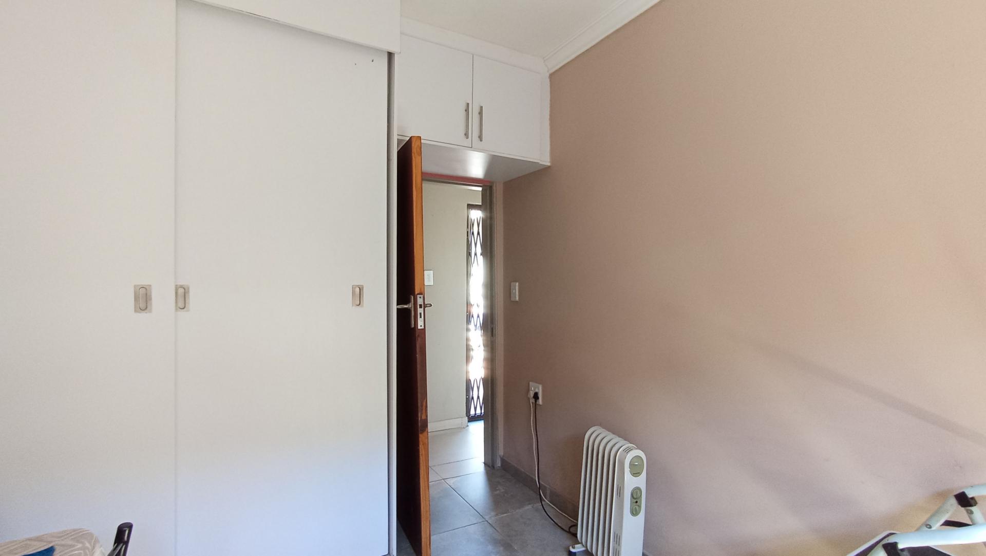 Bed Room 1 - 21 square meters of property in Quellerina