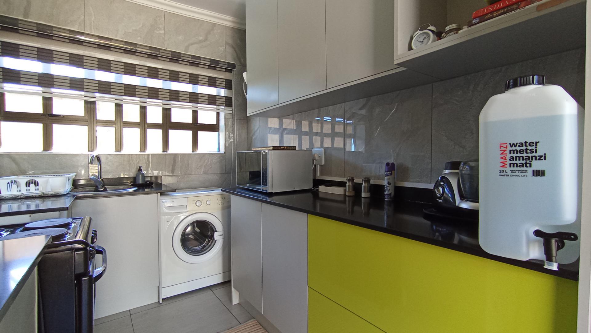 Kitchen - 33 square meters of property in Quellerina