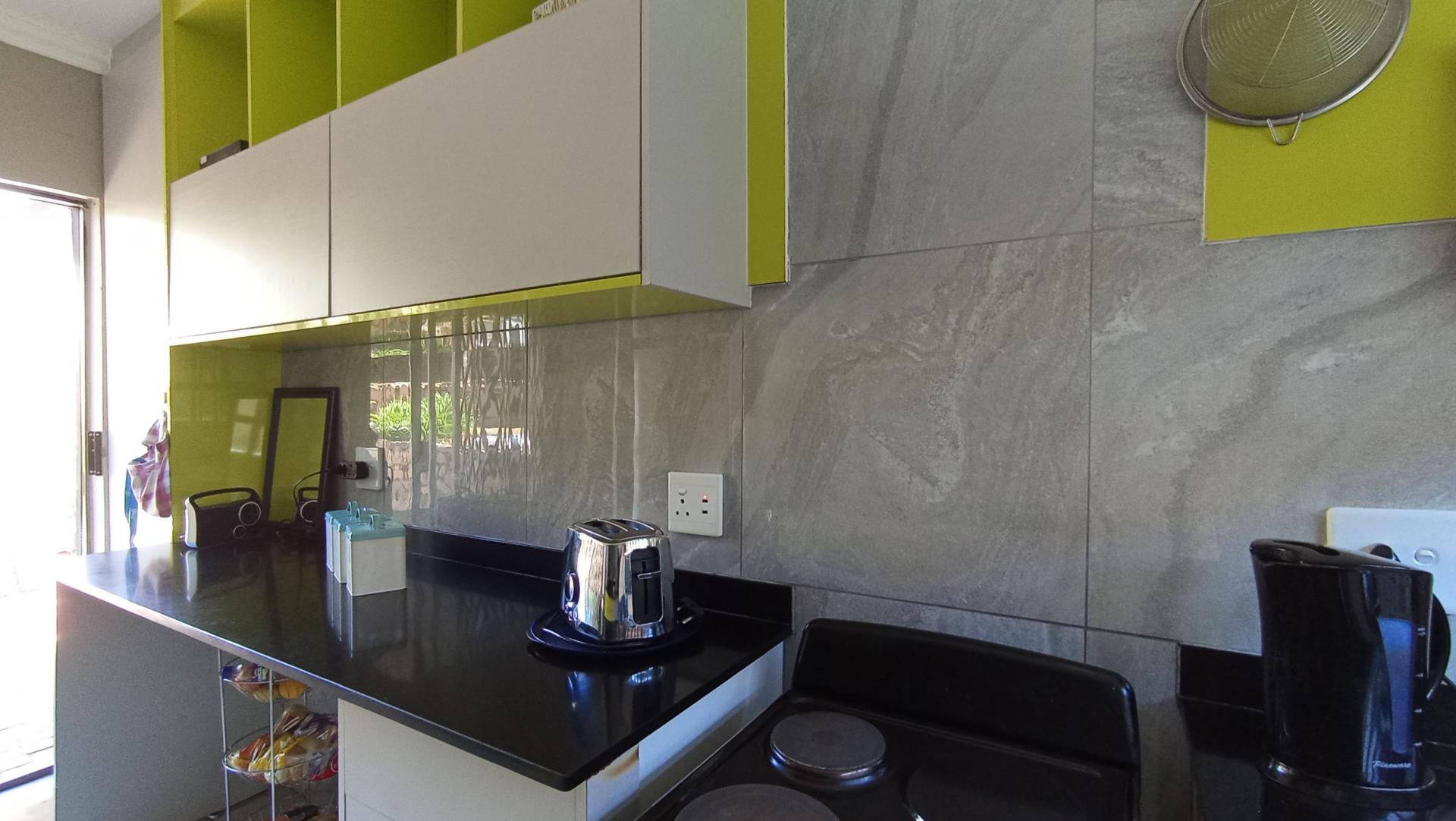 Kitchen - 33 square meters of property in Quellerina