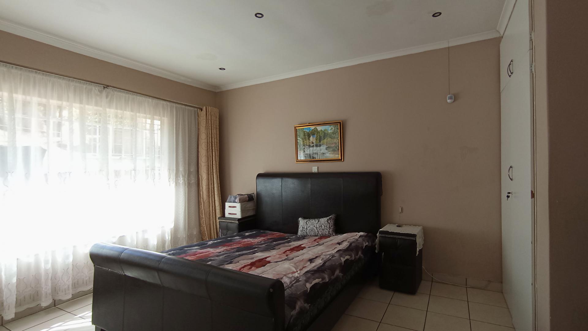 Main Bedroom - 20 square meters of property in Quellerina