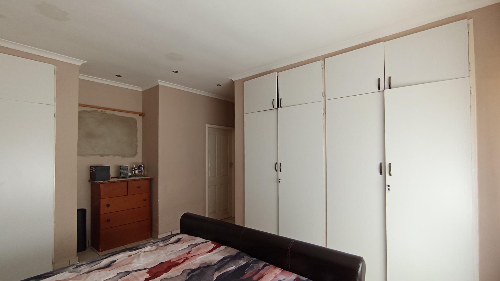 Main Bedroom - 20 square meters of property in Quellerina