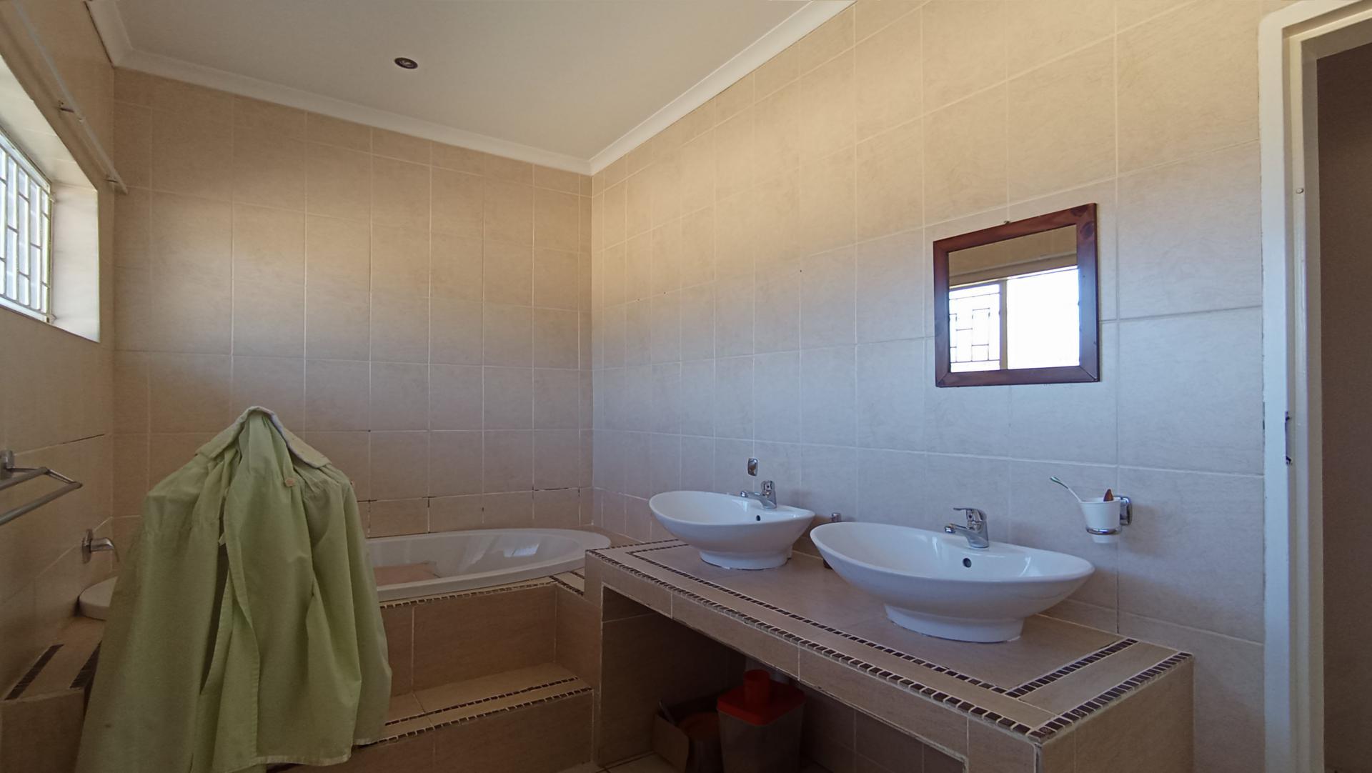 Main Bathroom - 10 square meters of property in Quellerina