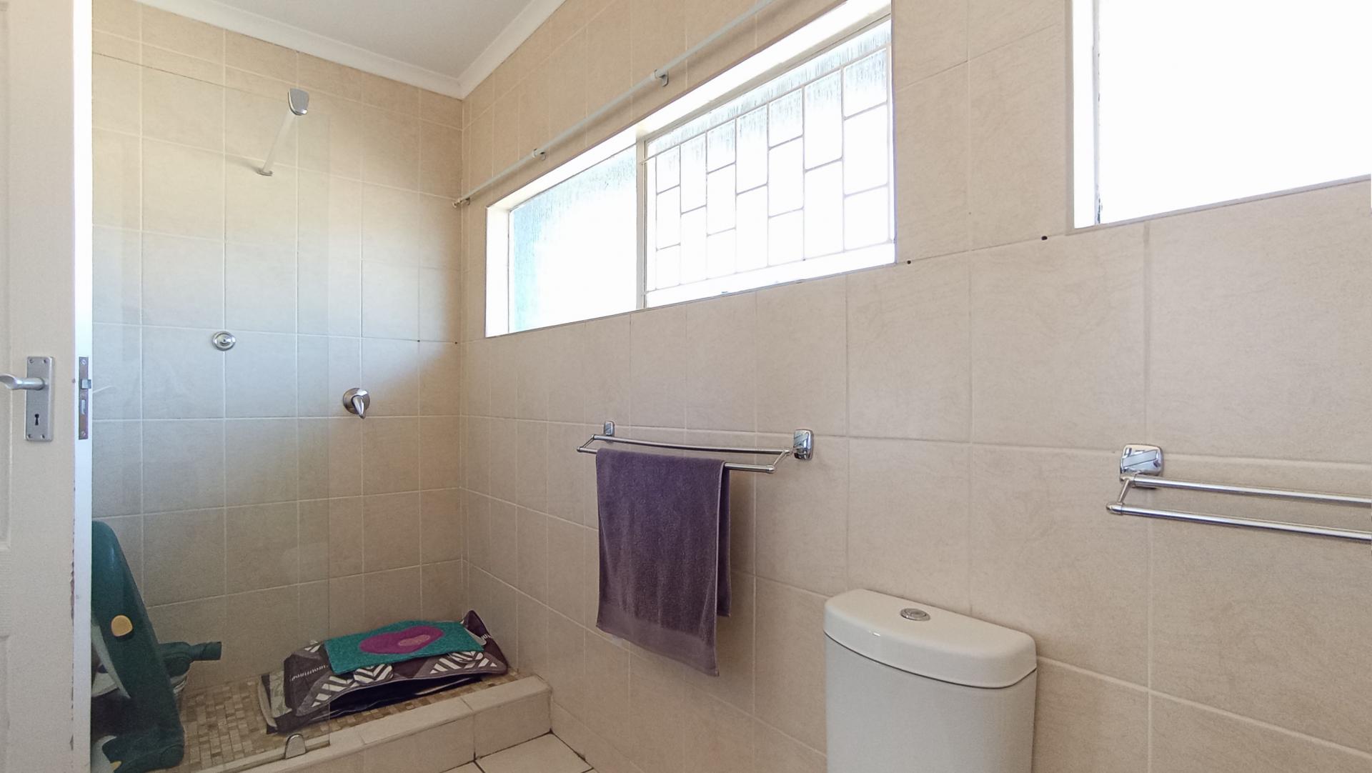 Main Bathroom - 10 square meters of property in Quellerina