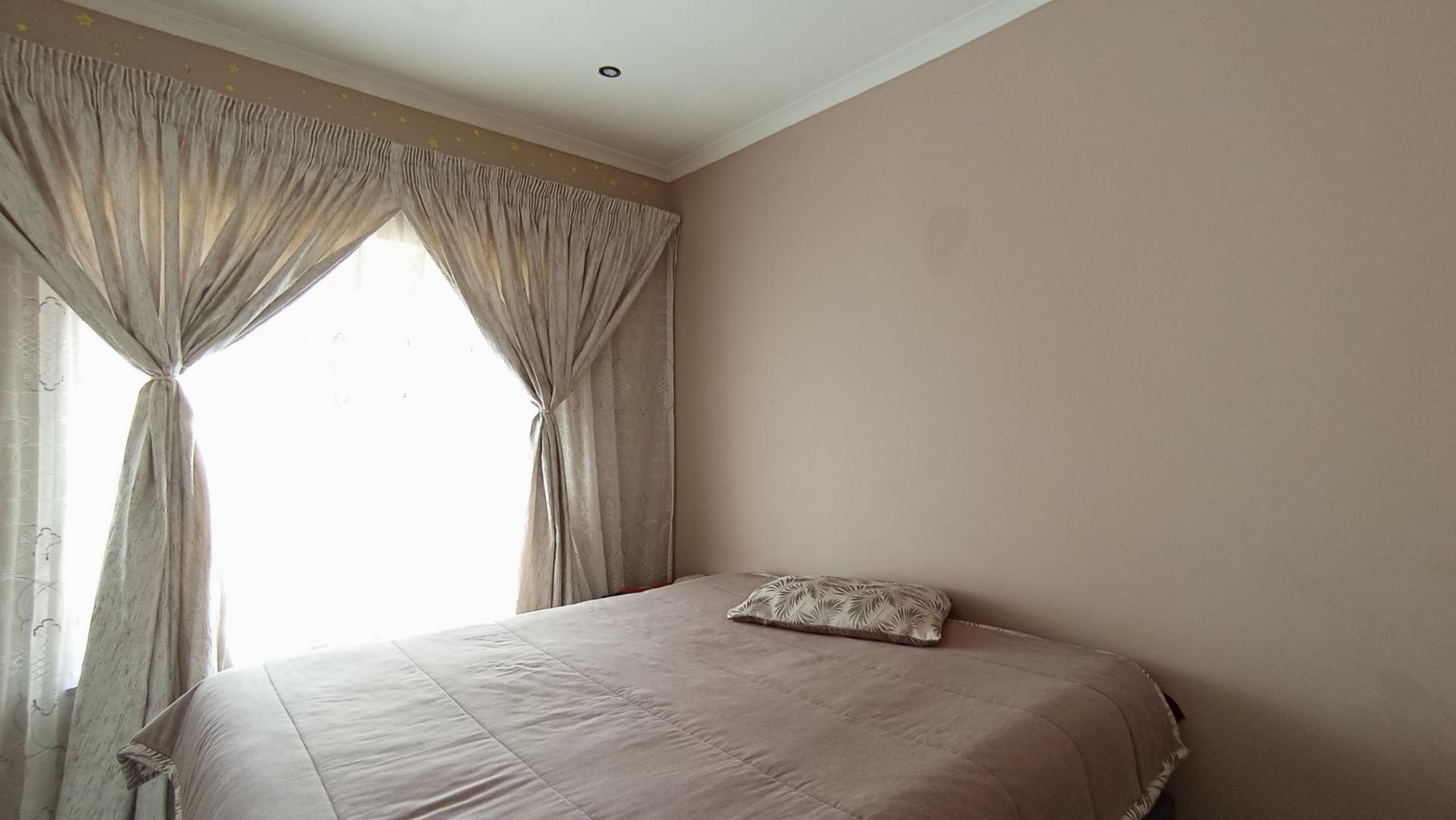 Bed Room 2 - 23 square meters of property in Quellerina