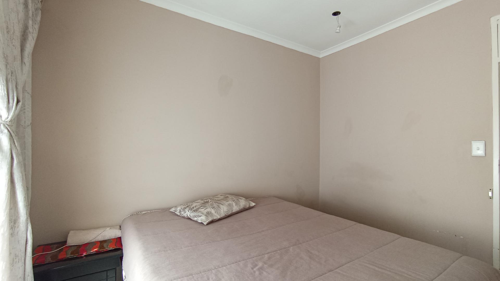 Bed Room 2 - 23 square meters of property in Quellerina