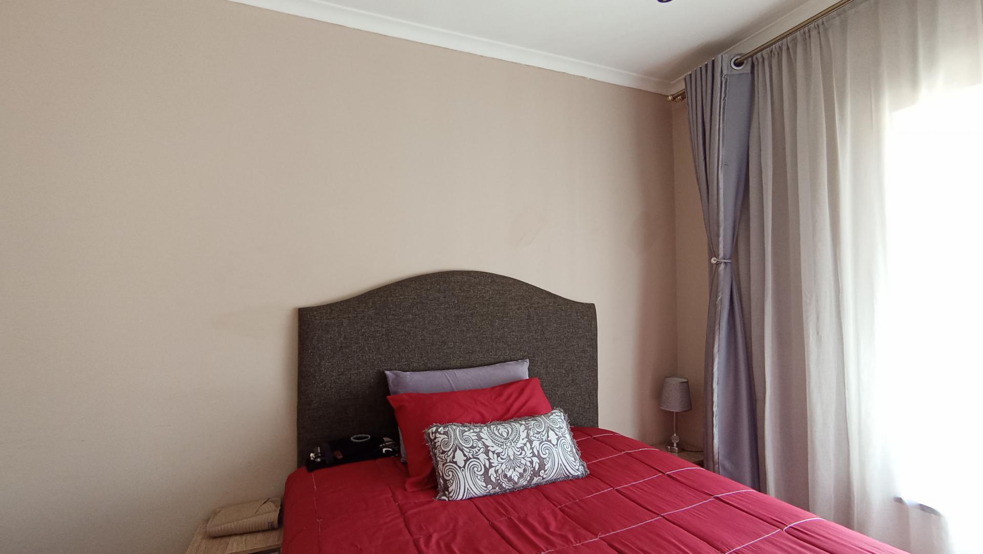 Bed Room 1 - 21 square meters of property in Quellerina