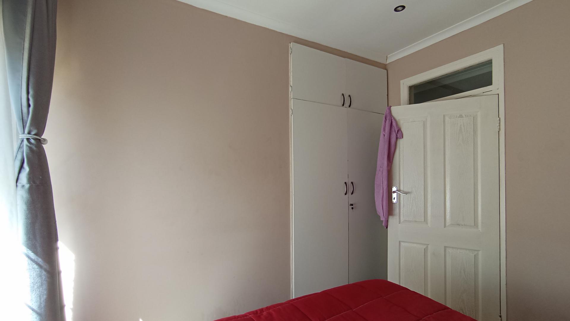 Bed Room 1 - 21 square meters of property in Quellerina