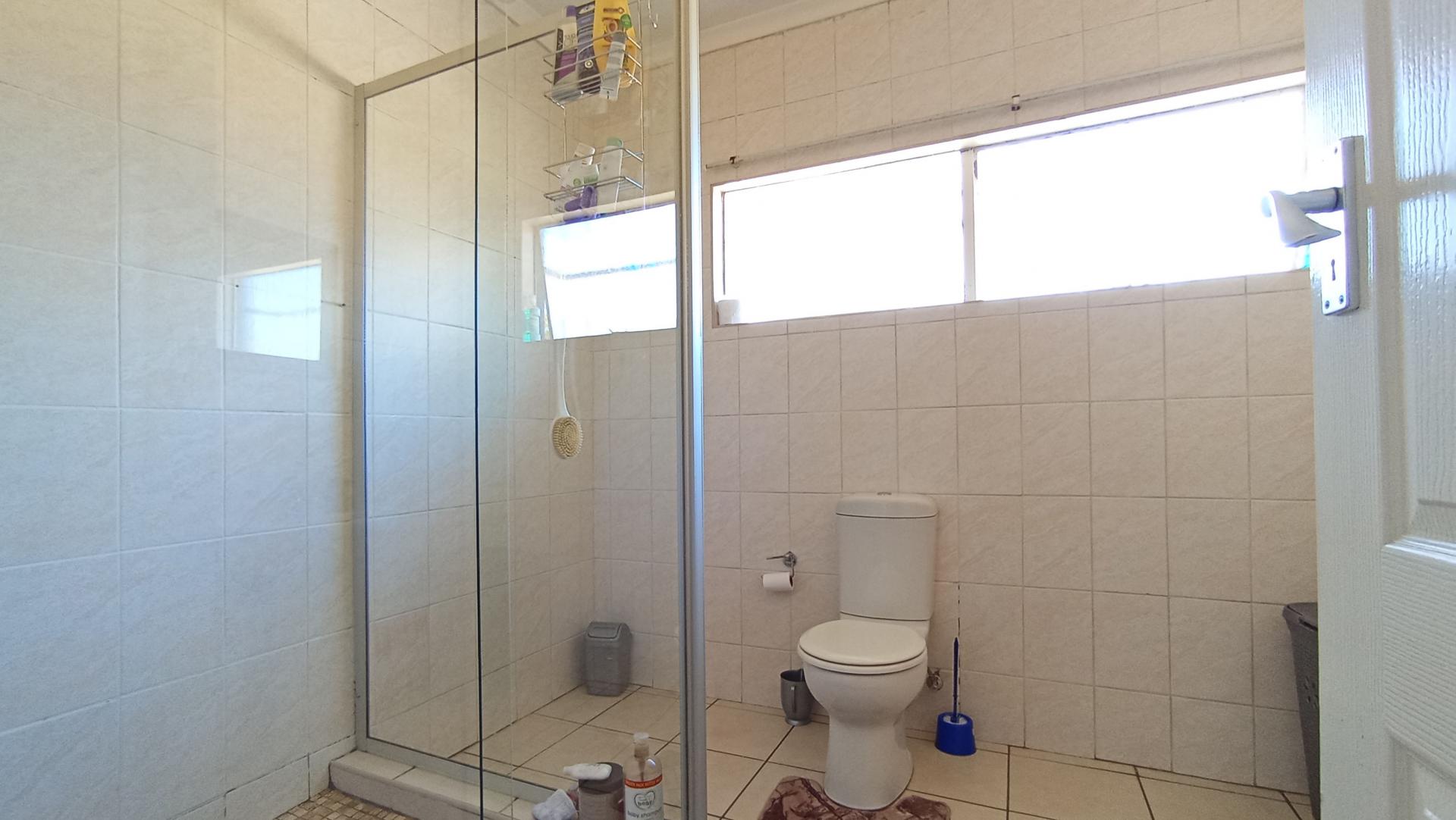 Bathroom 1 - 12 square meters of property in Quellerina