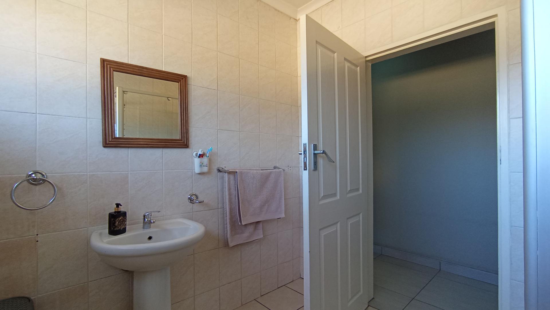 Bathroom 1 - 12 square meters of property in Quellerina