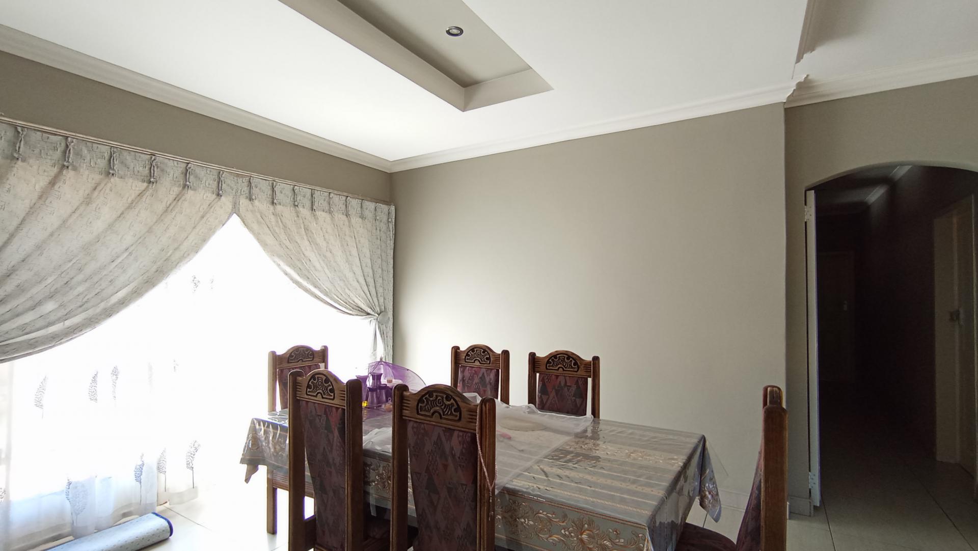 Dining Room - 12 square meters of property in Quellerina