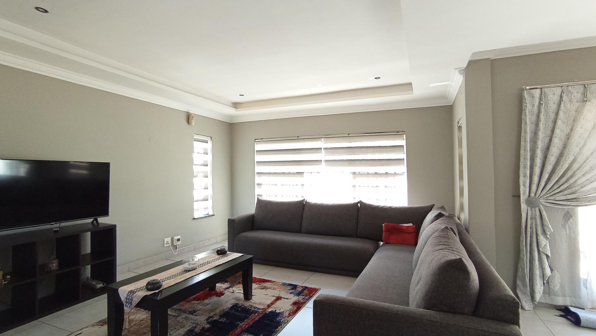 Lounges - 28 square meters of property in Quellerina