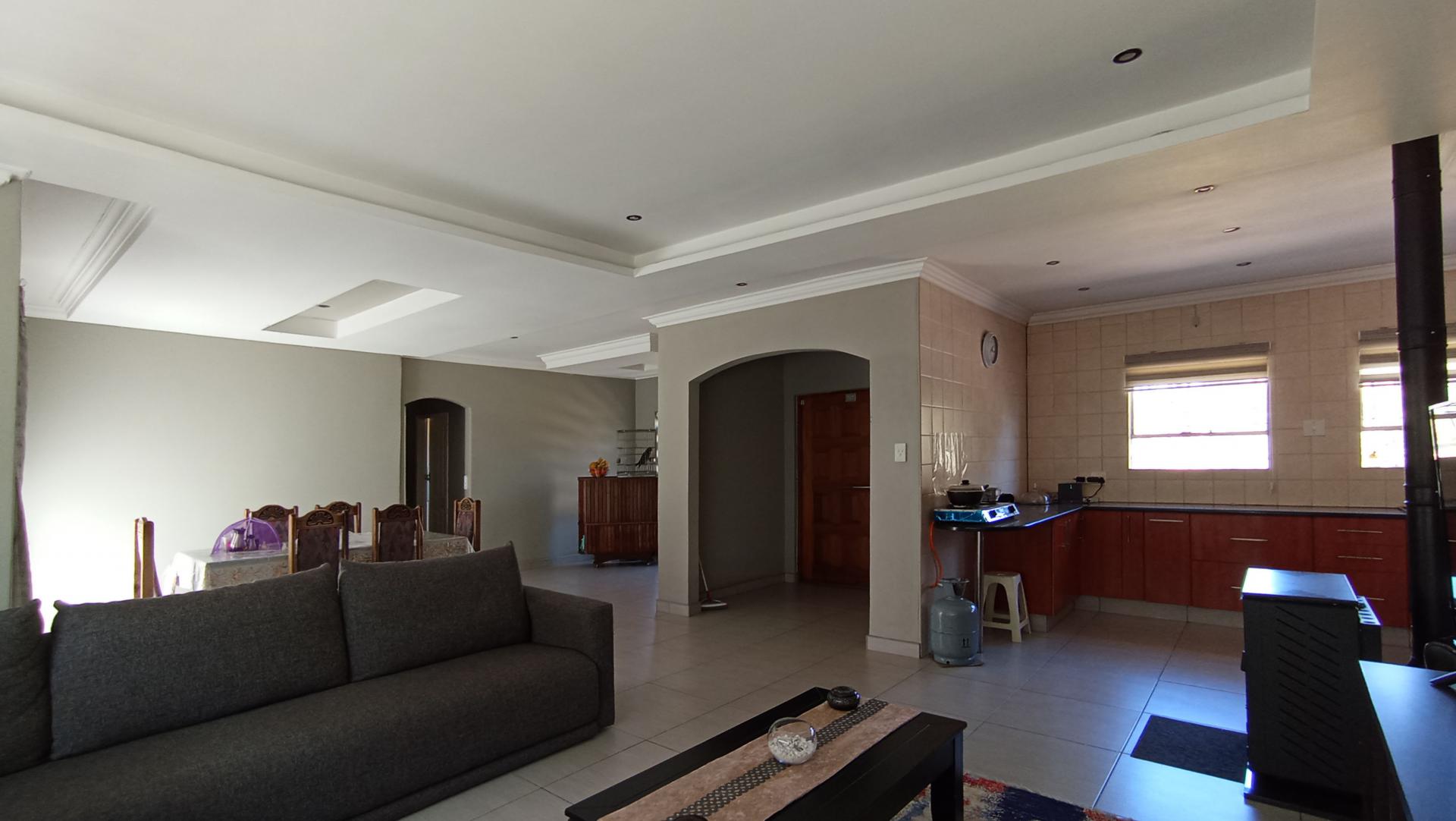 Lounges - 28 square meters of property in Quellerina
