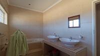 Main Bathroom - 10 square meters of property in Quellerina