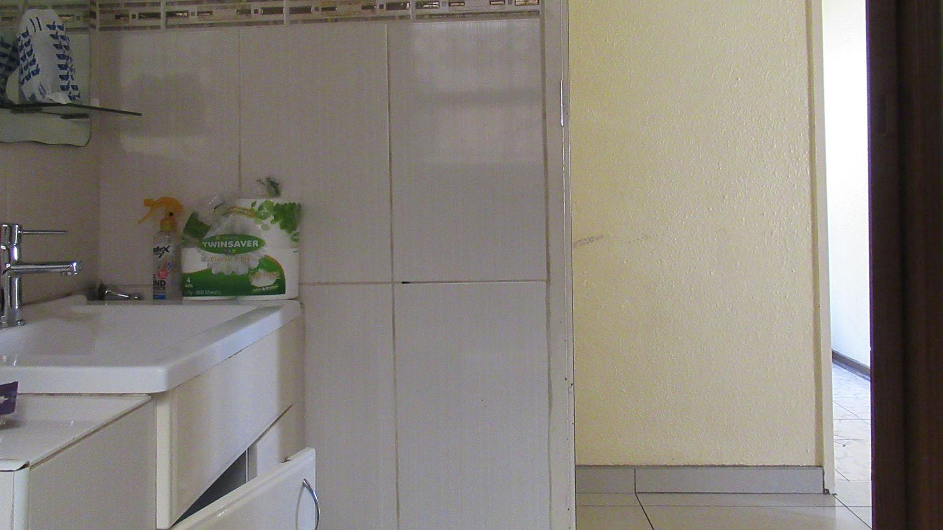 Main Bathroom - 3 square meters of property in Protea North