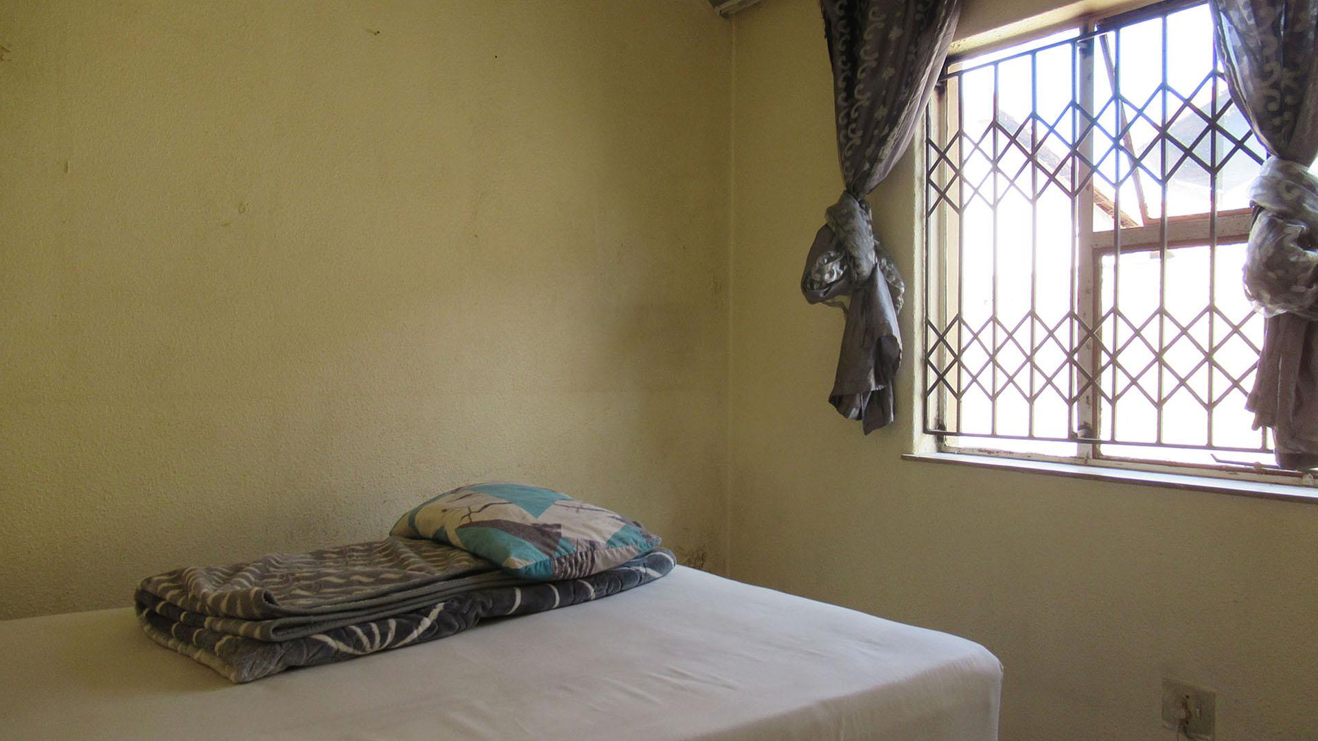 Bed Room 1 - 10 square meters of property in Protea North