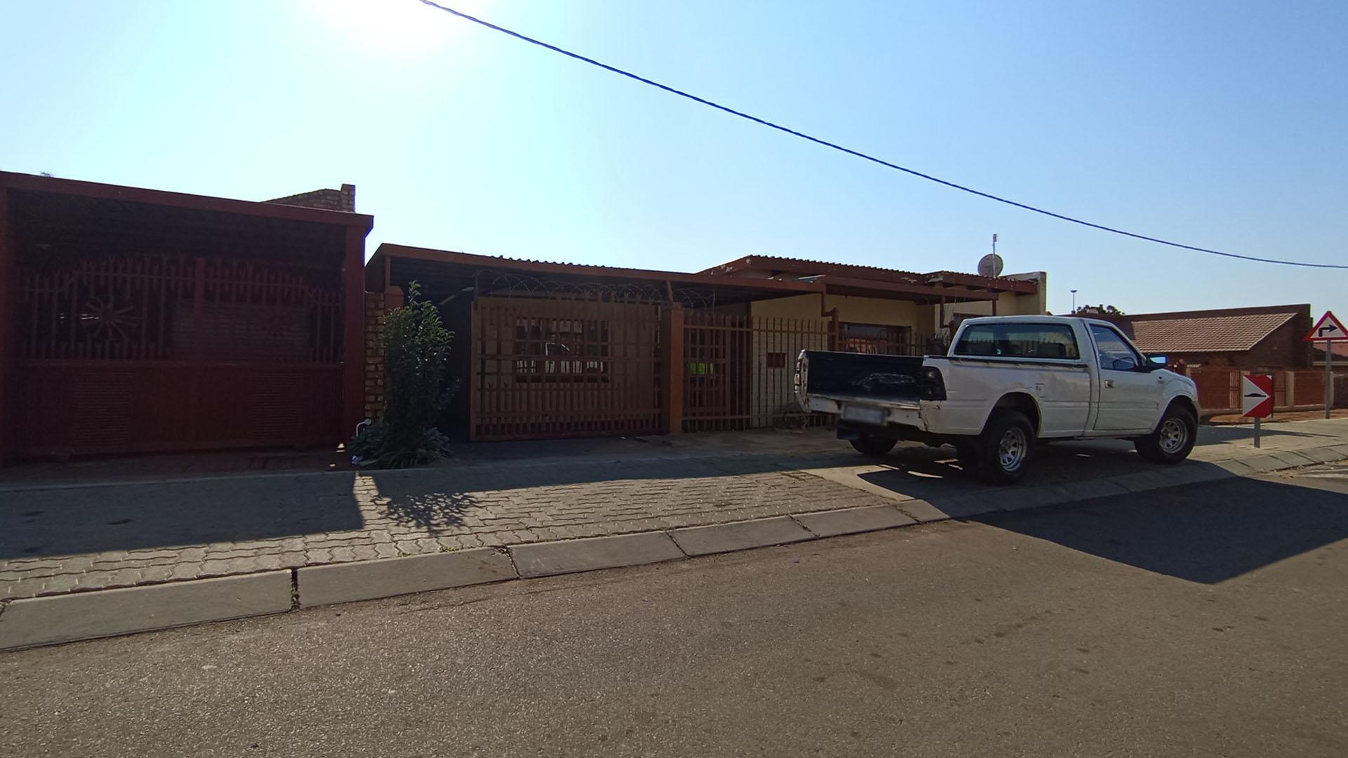 Front View of property in Soshanguve
