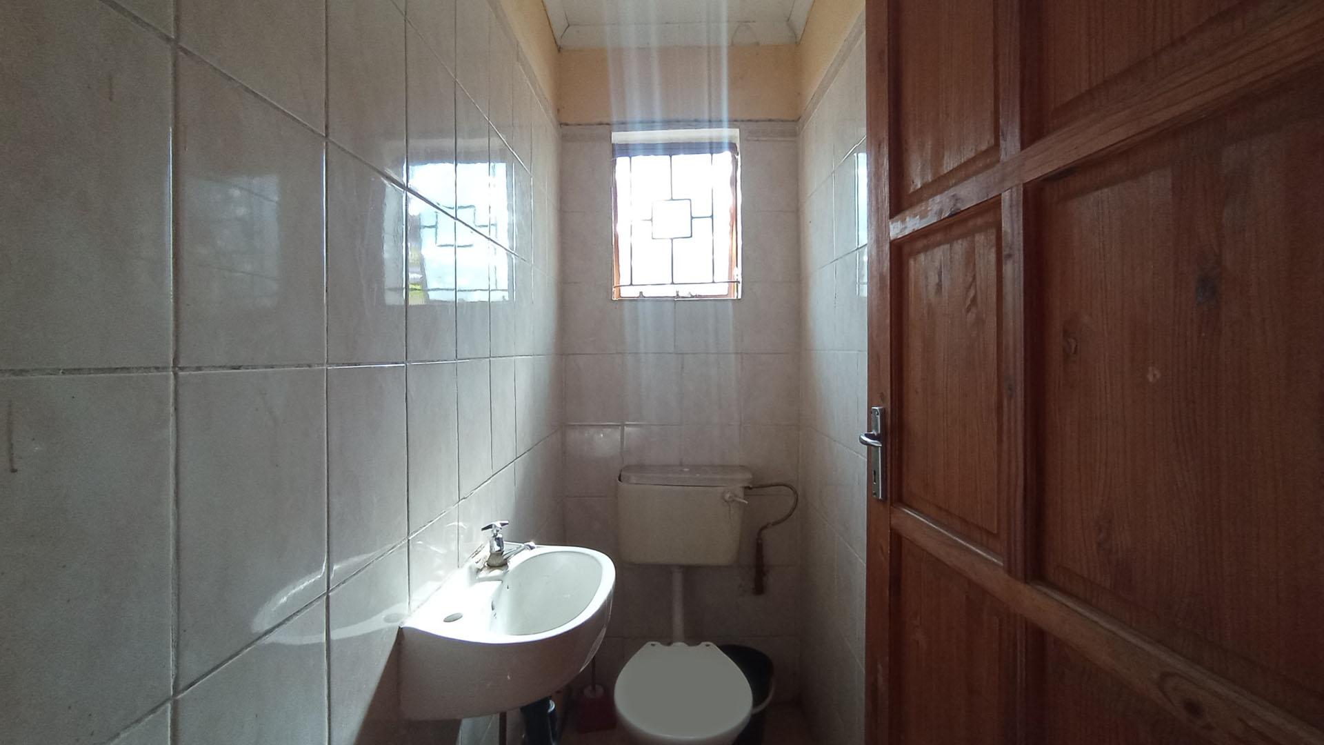 Bathroom 3+ - 6 square meters of property in Soshanguve