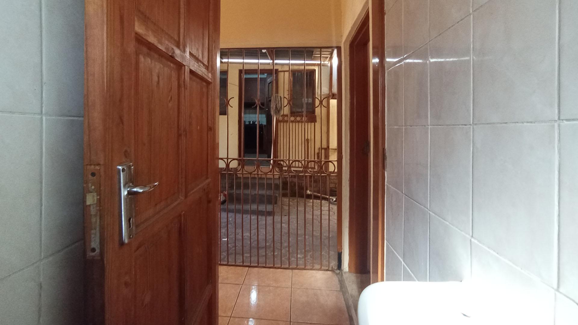 Bathroom 3+ - 6 square meters of property in Soshanguve