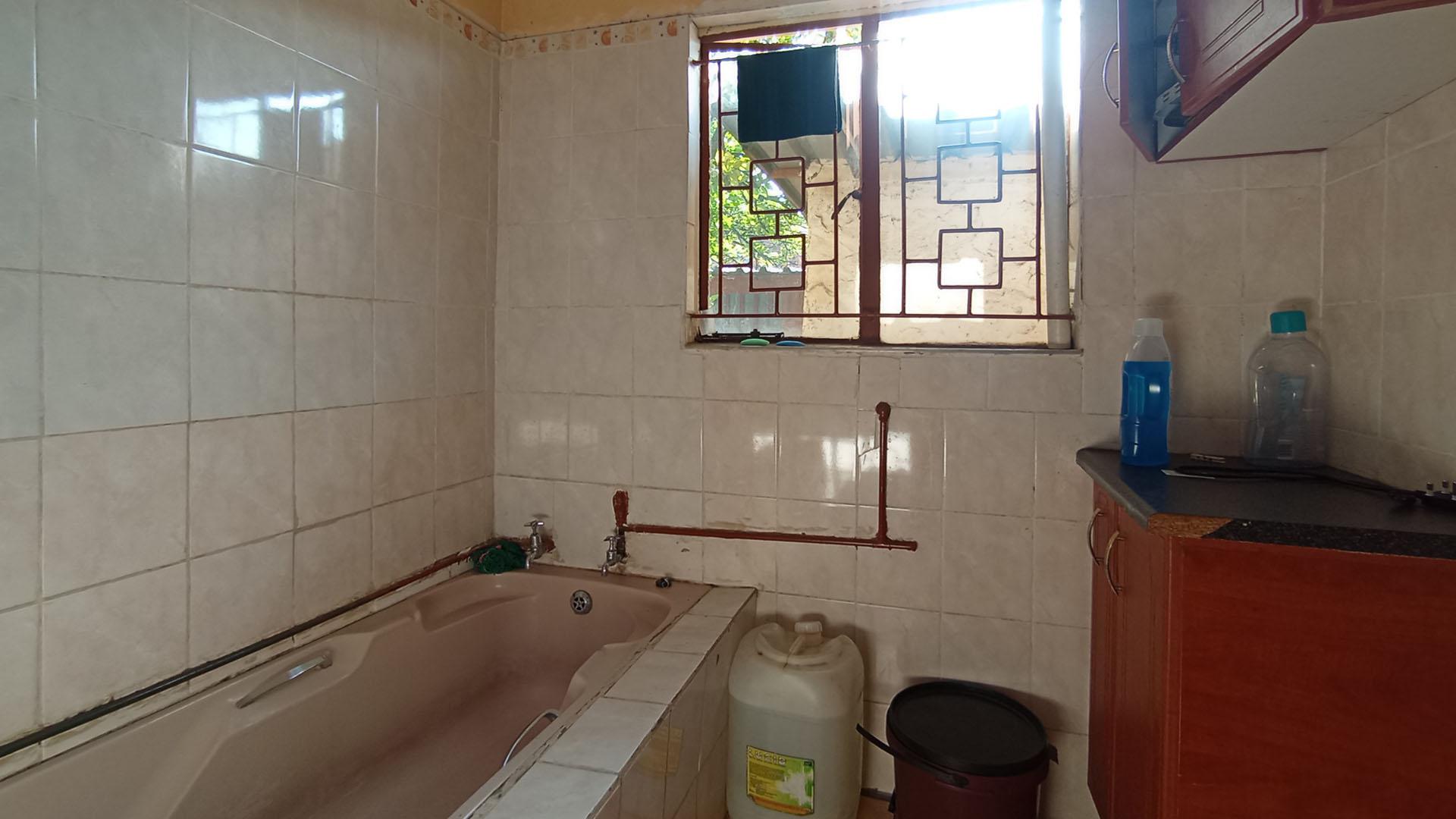 Bathroom 3+ - 6 square meters of property in Soshanguve