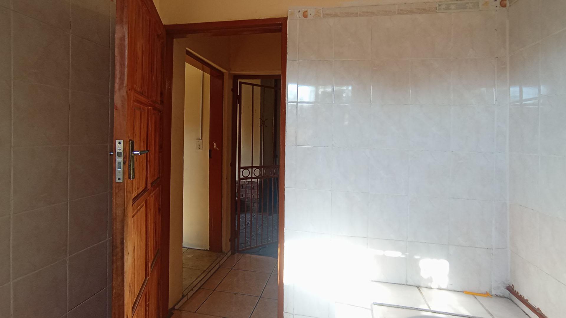 Bathroom 3+ - 6 square meters of property in Soshanguve