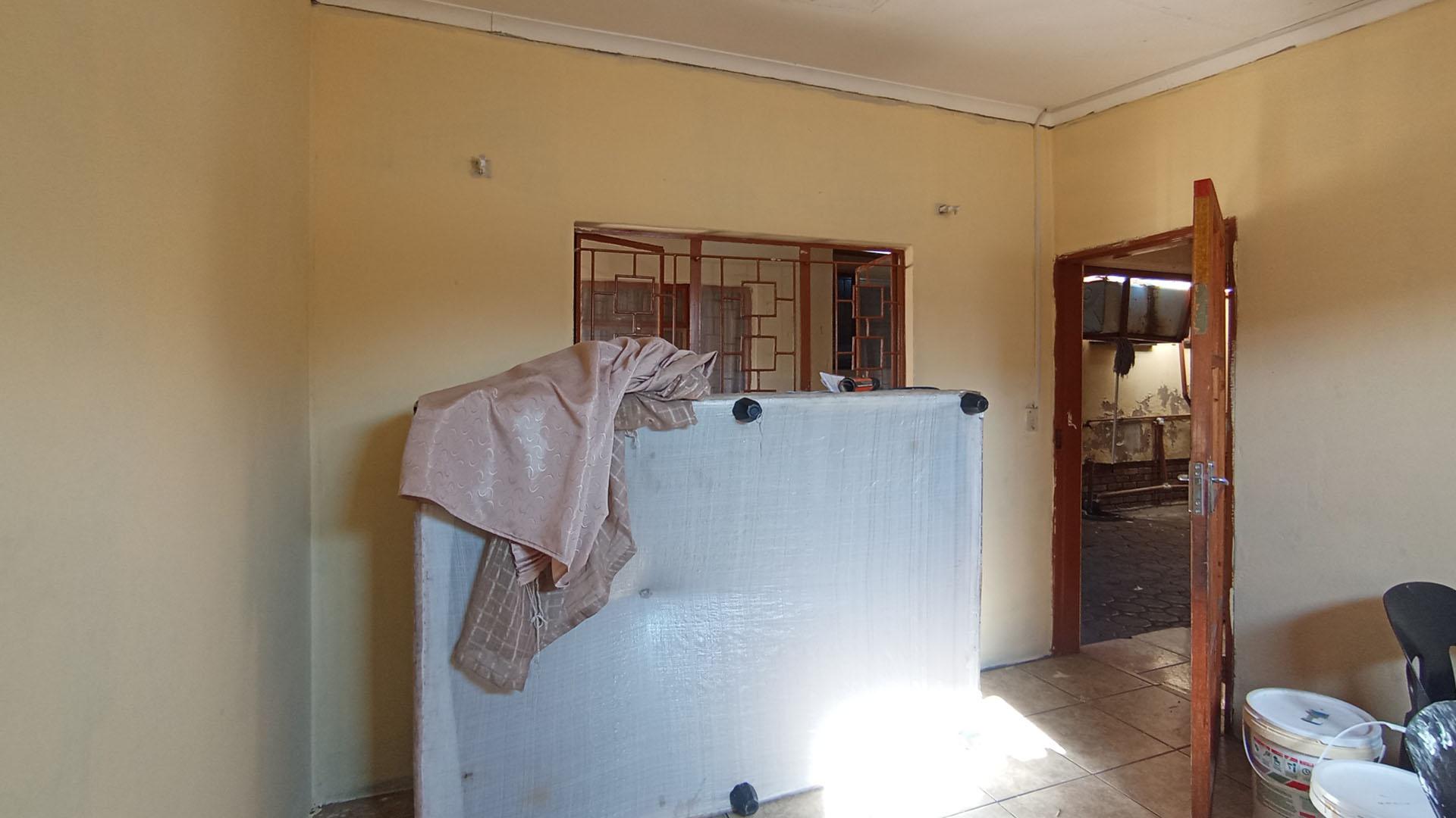 Bed Room 5+ - 20 square meters of property in Soshanguve
