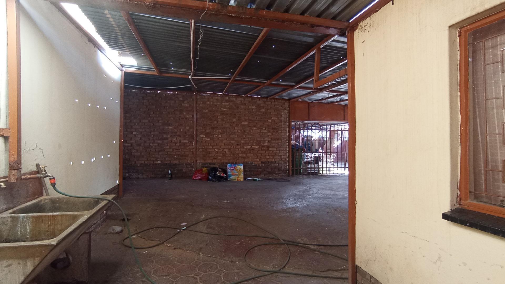 Patio - 160 square meters of property in Soshanguve