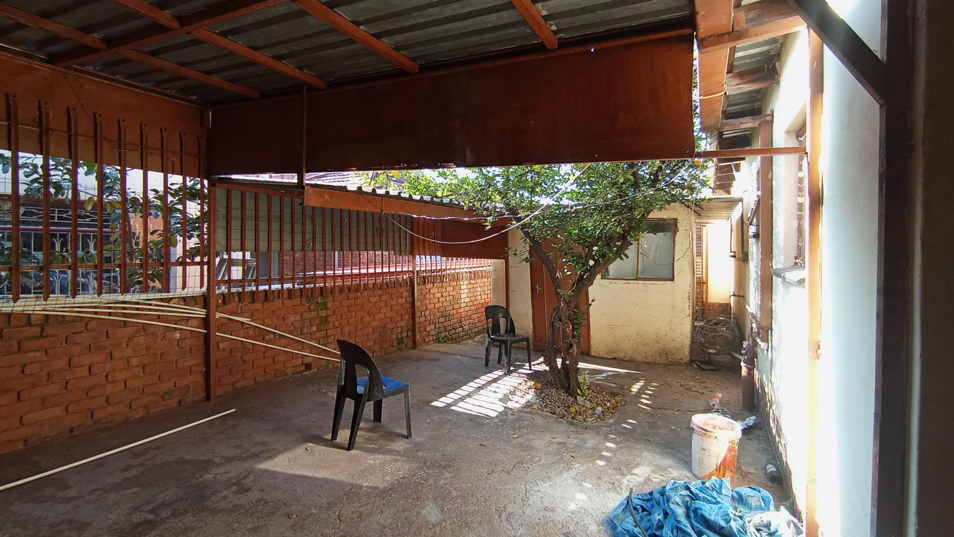 Patio - 160 square meters of property in Soshanguve