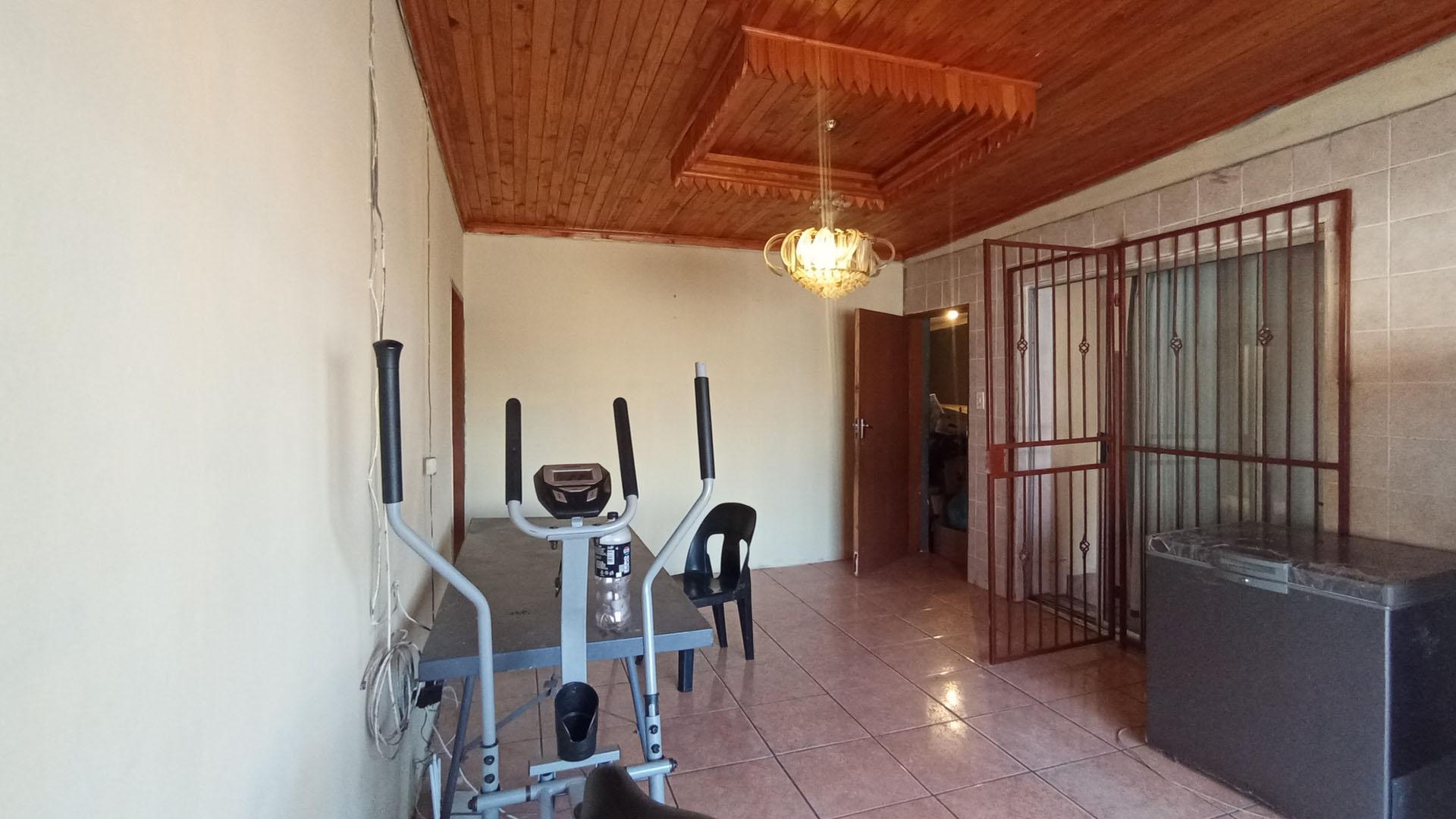Lounges - 21 square meters of property in Soshanguve