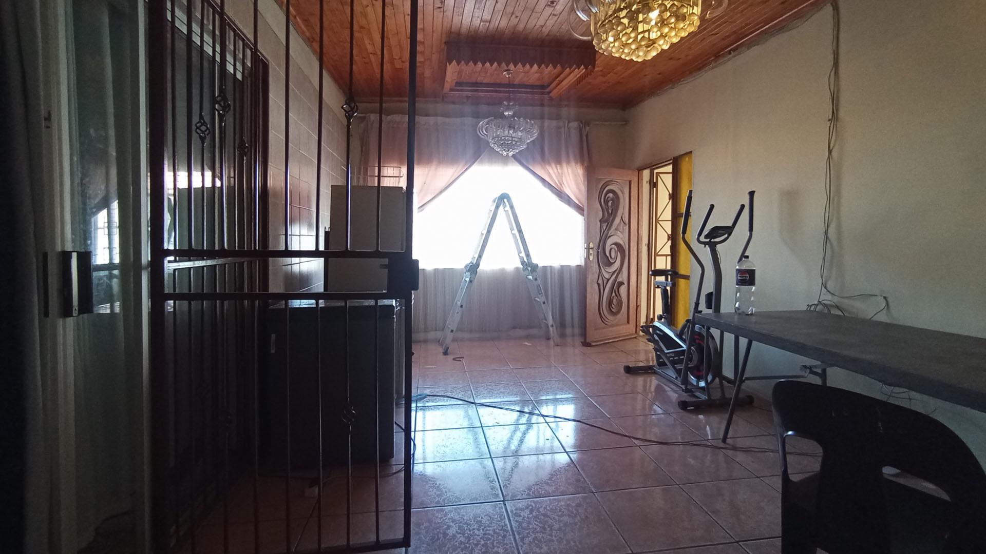 Lounges - 21 square meters of property in Soshanguve
