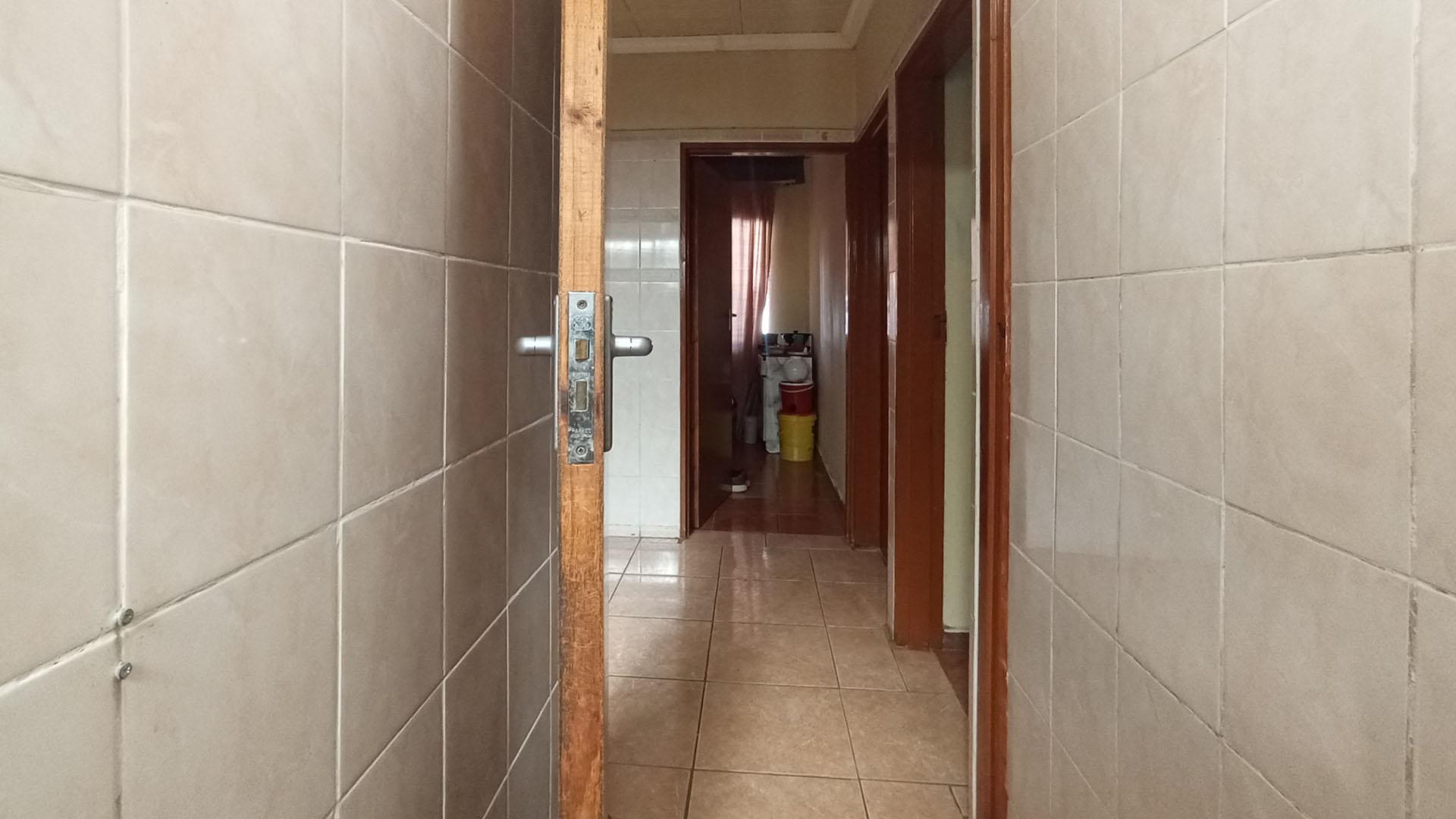 Bathroom 1 - 2 square meters of property in Soshanguve