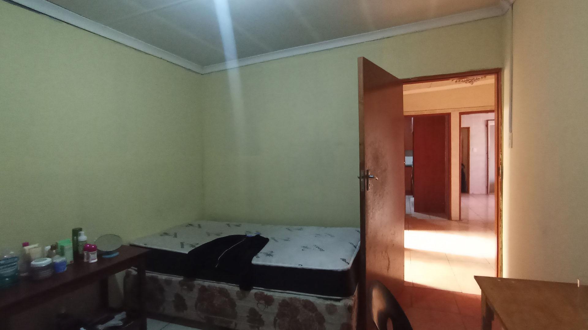Bed Room 4 - 11 square meters of property in Soshanguve