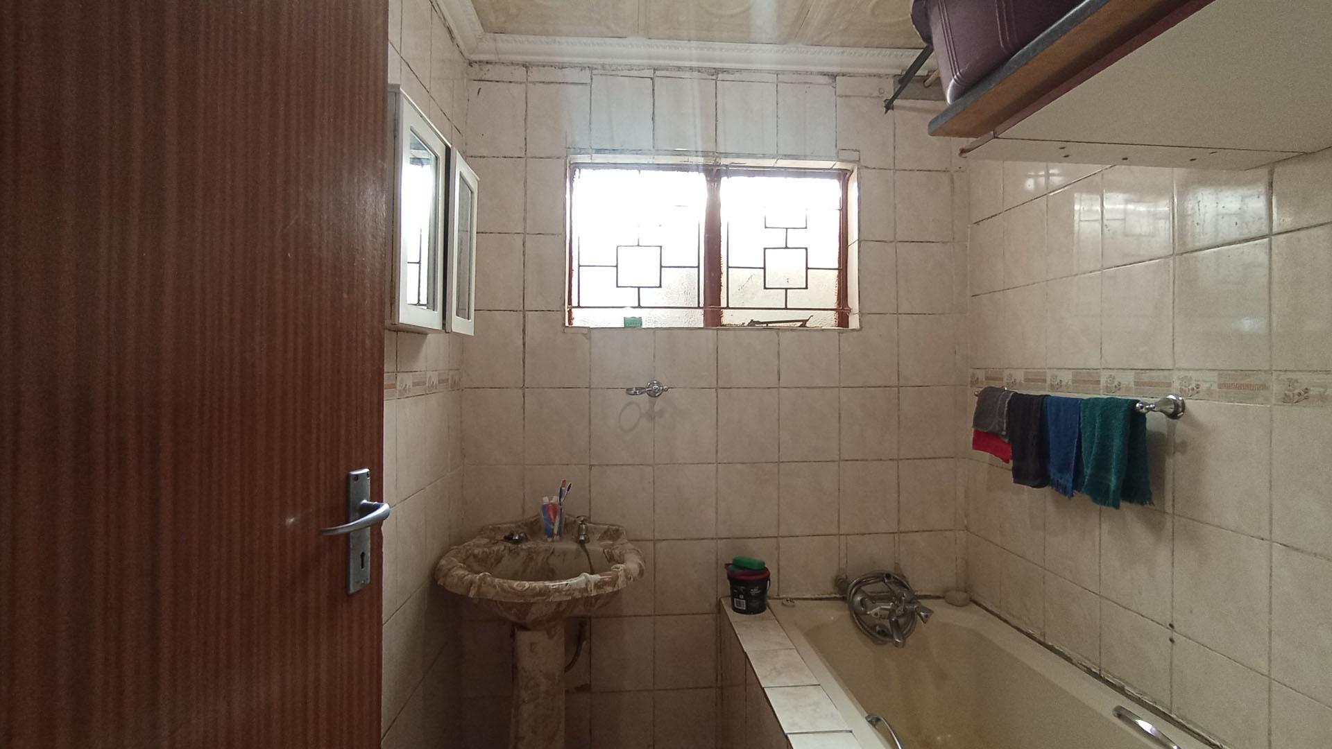 Bathroom 2 - 4 square meters of property in Soshanguve