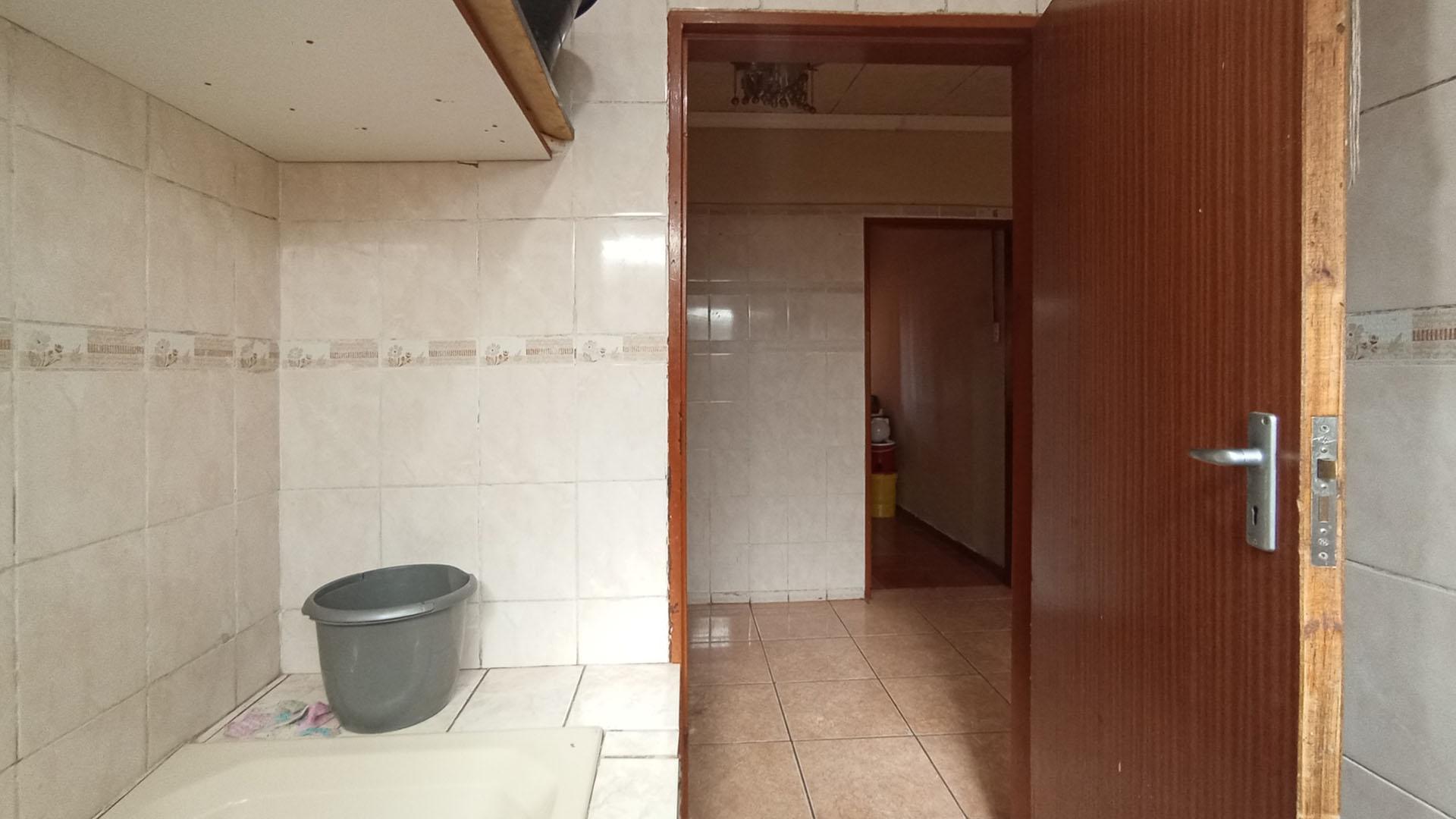 Bathroom 2 - 4 square meters of property in Soshanguve