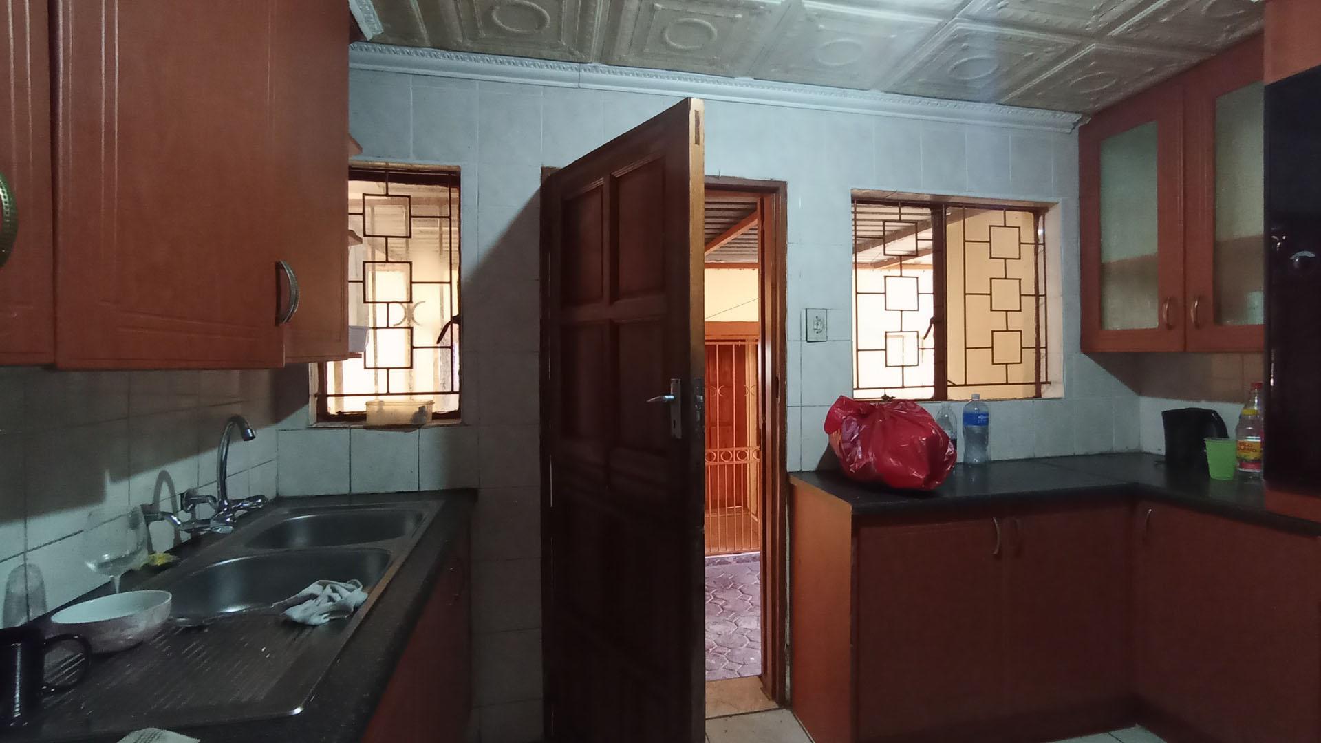 Kitchen - 11 square meters of property in Soshanguve