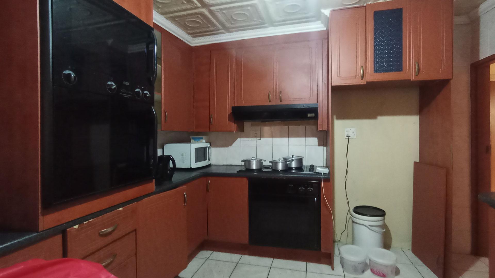 Kitchen - 11 square meters of property in Soshanguve