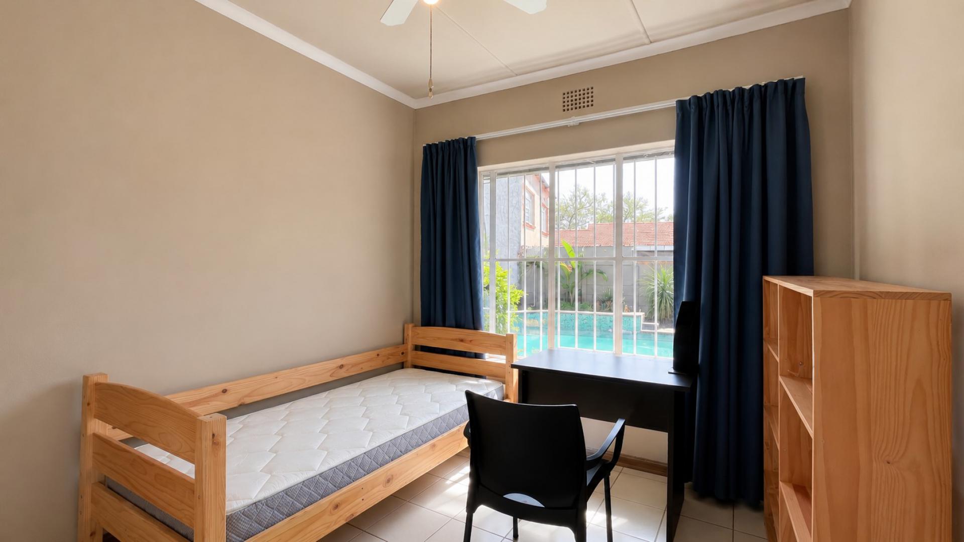 Bed Room 2 of property in Highway Gardens