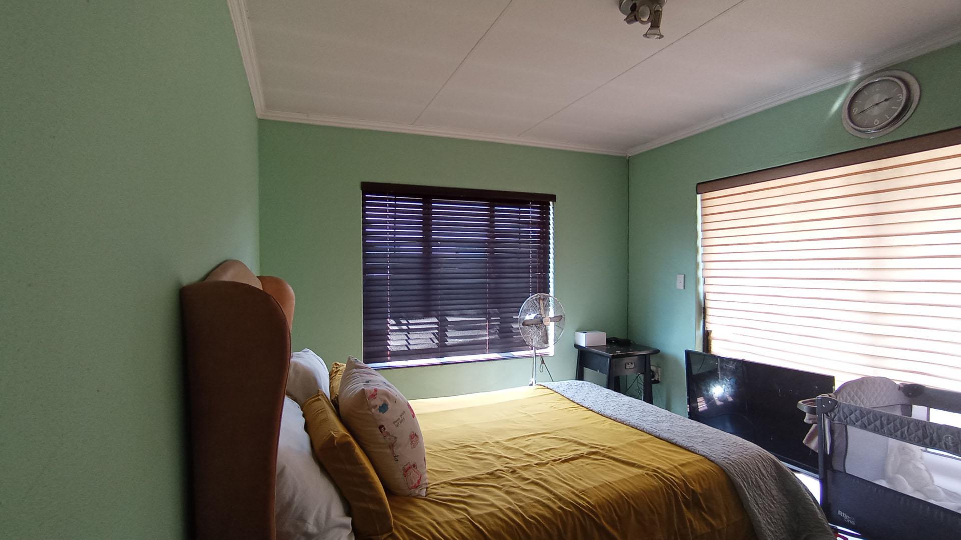 Main Bedroom - 22 square meters of property in Raslouw