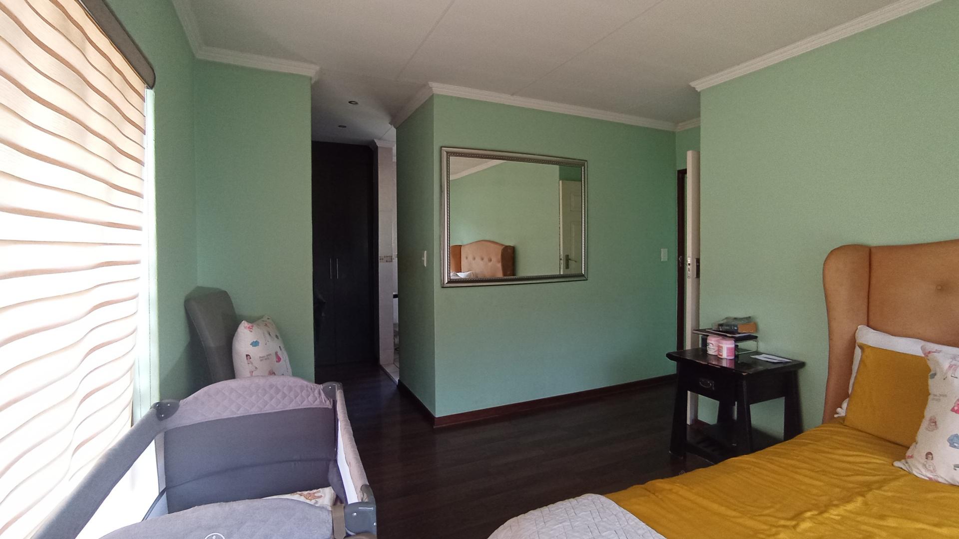 Main Bedroom - 22 square meters of property in Raslouw