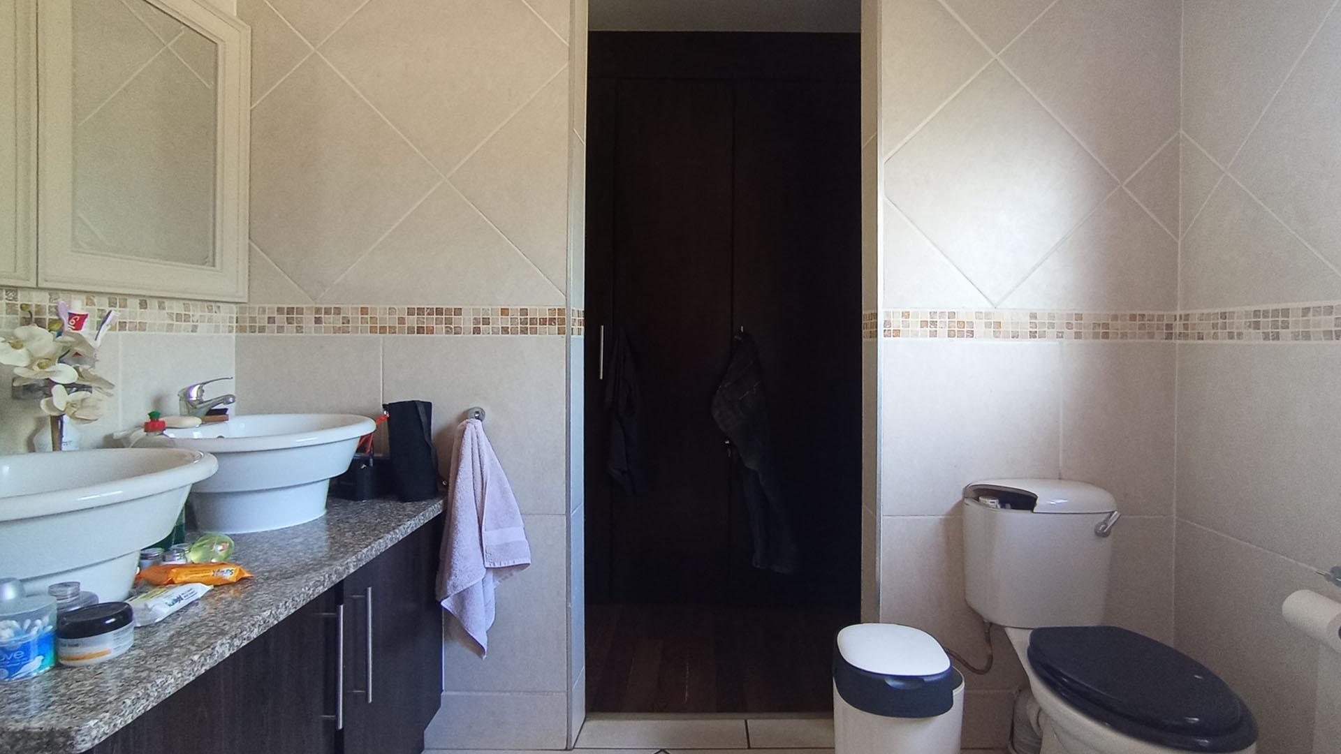 Main Bathroom - 9 square meters of property in Raslouw