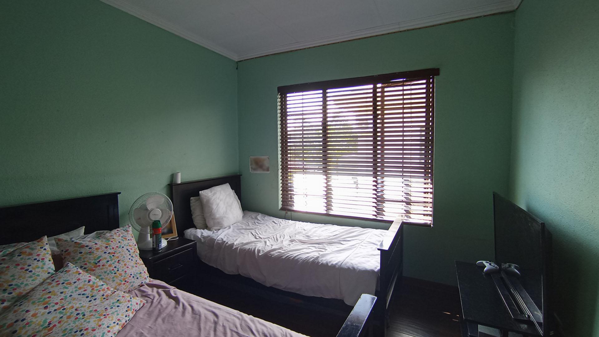 Bed Room 2 - 13 square meters of property in Raslouw