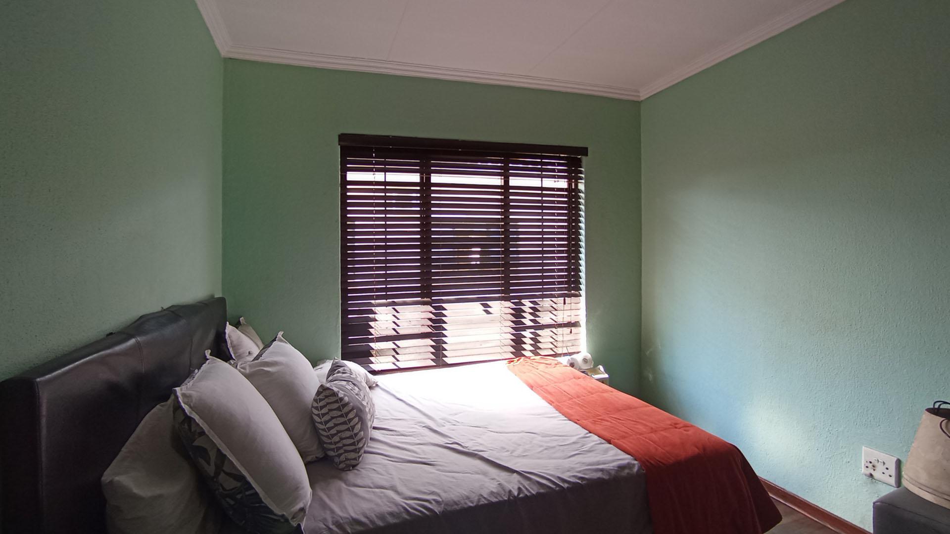 Bed Room 1 - 11 square meters of property in Raslouw