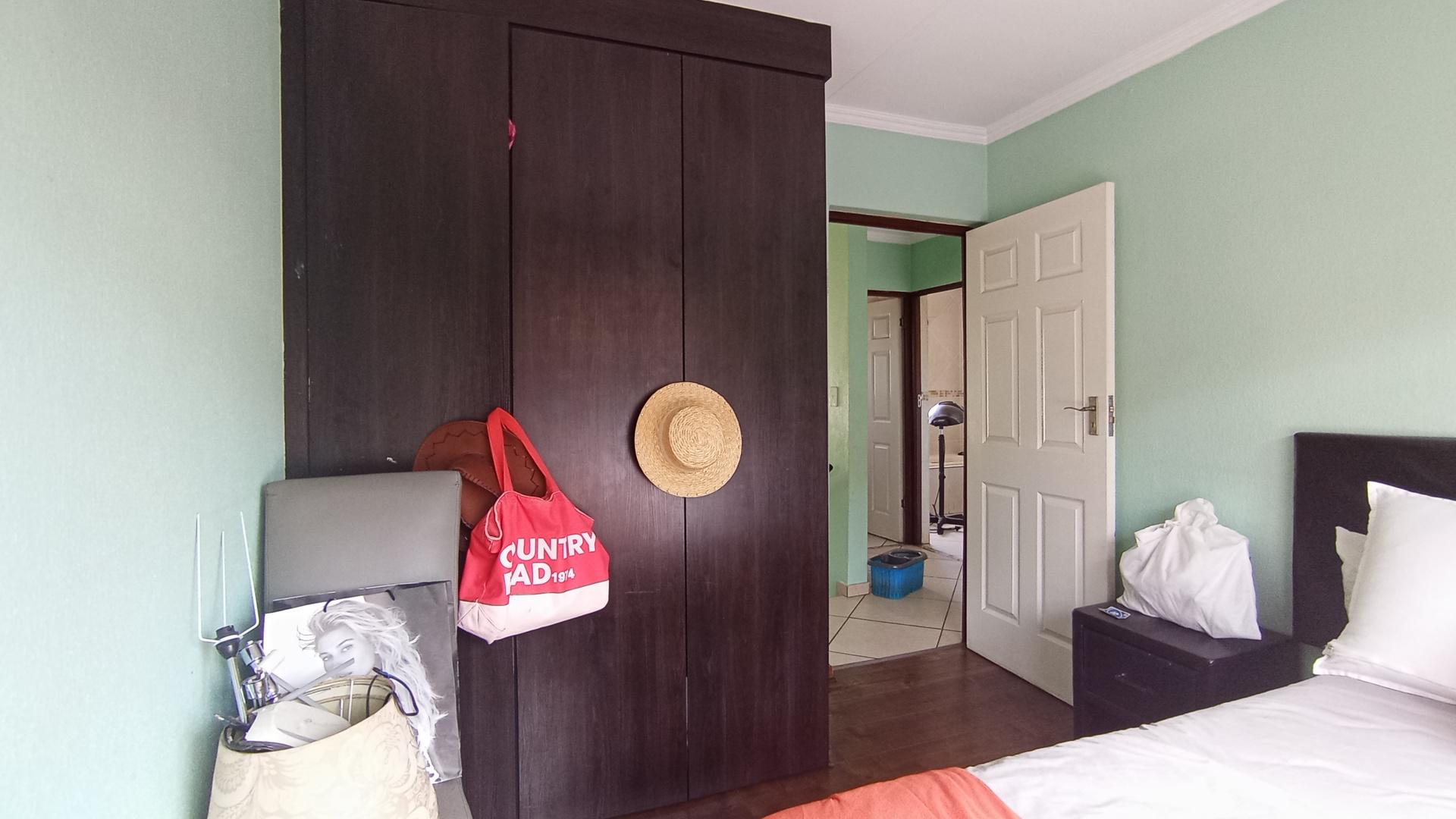 Bed Room 1 - 11 square meters of property in Raslouw