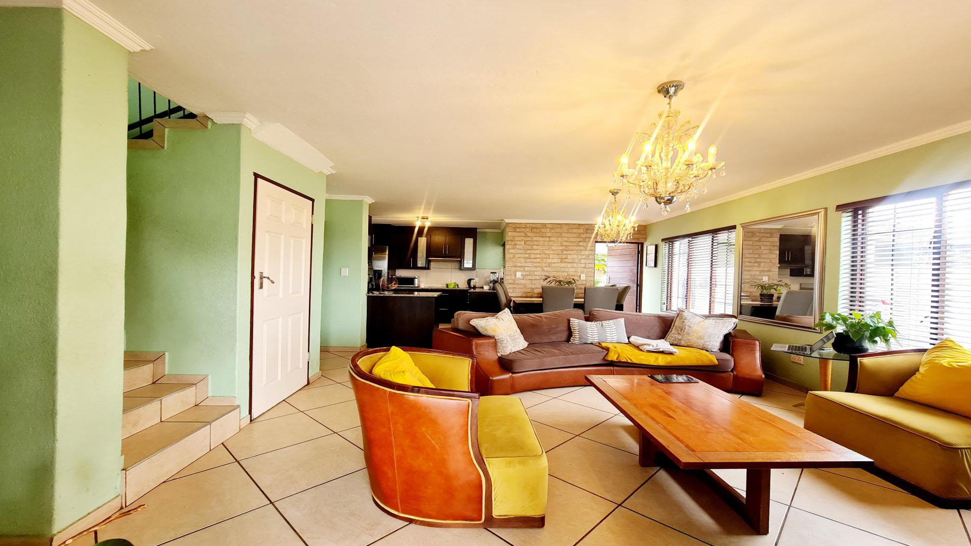 Lounges - 19 square meters of property in Raslouw